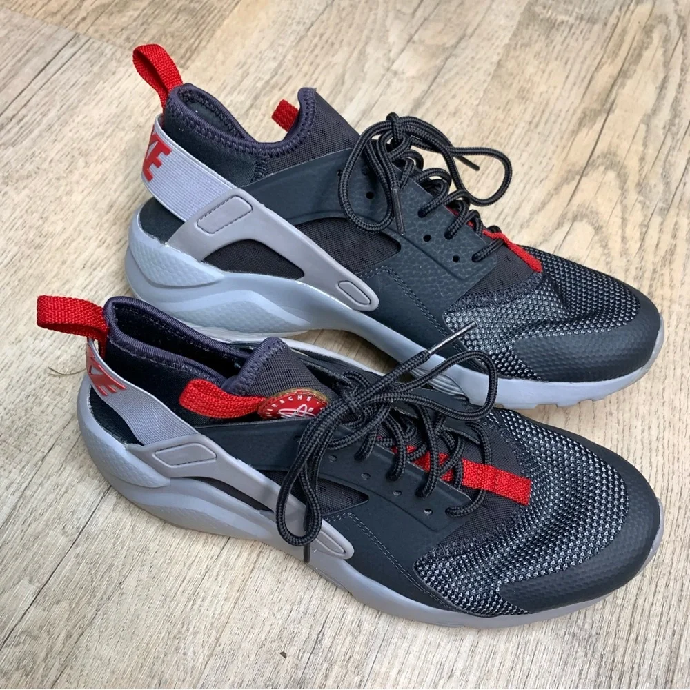 Boy’s Nike Air Huarache Run Ultra sneakers size 6.5Y